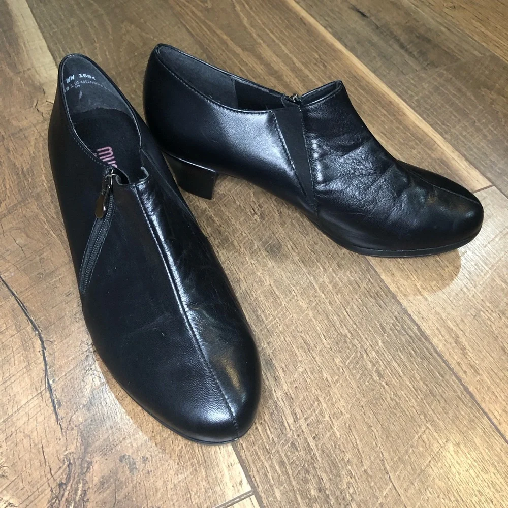 Munro Black Leather Loafer Pump Size 10.5 WW
